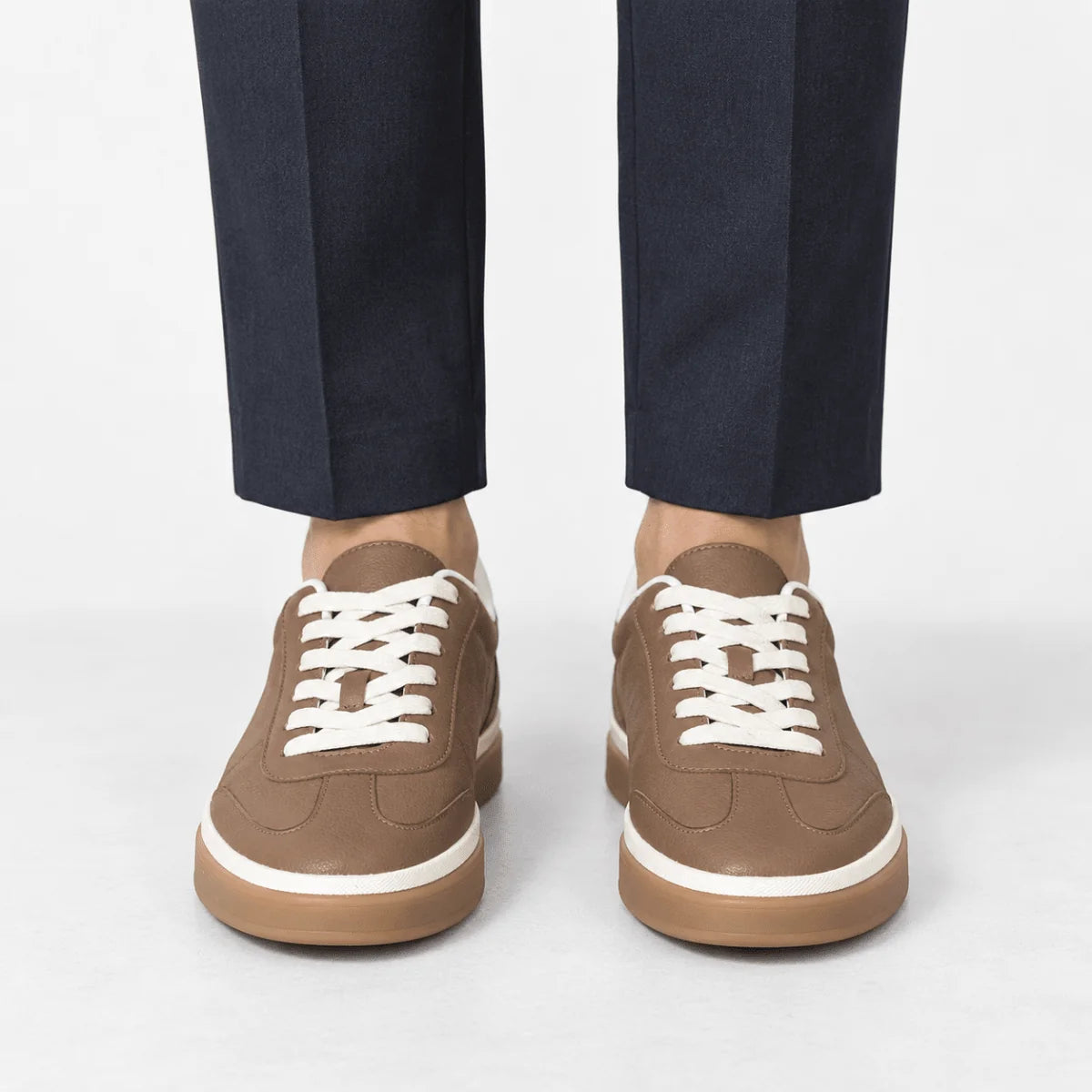 Men’s Retro leather sneakers with contrast soles image